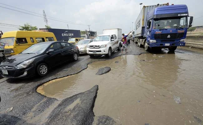 Nigeria’s Dangerous Roads: A Nation’s Infrastructure Crisis Worsens Amidst the Rains