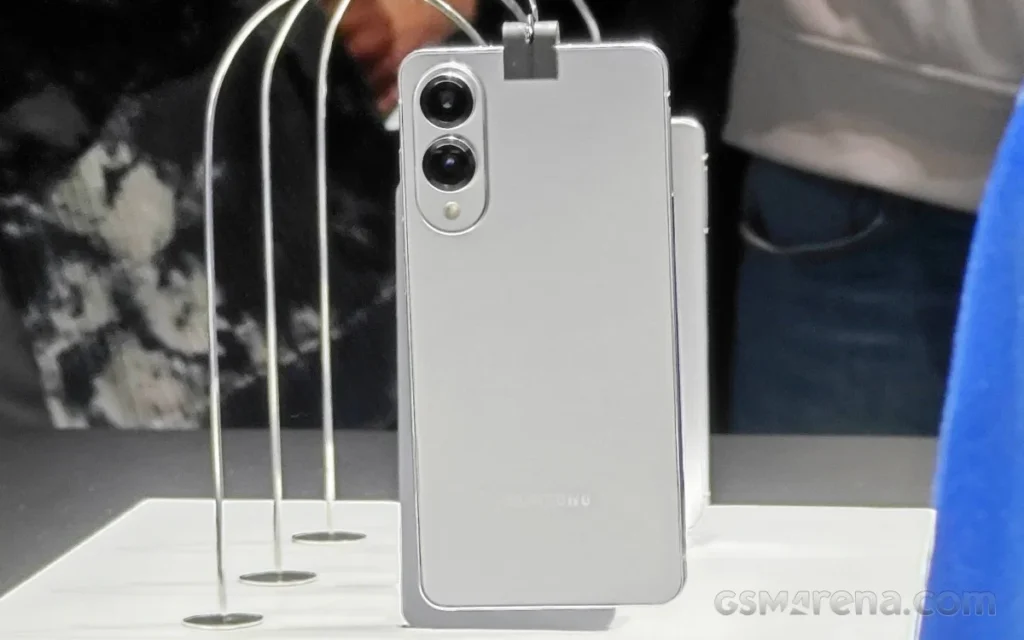 Samsung Debuts Ultra-Thin S25 Edge with Smart AI Features to Outpace Apple