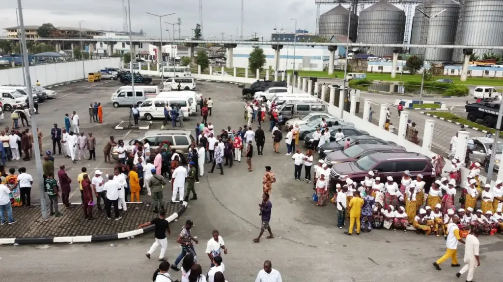 Fubara Supporters Storm Government House Gate as He Returns